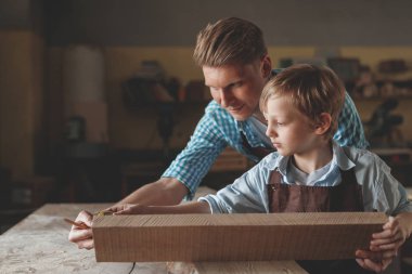 Genç baba ve küçük oğlu marangozluk sonra işte