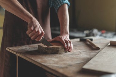 Erkekler el ahşap doğrama ile