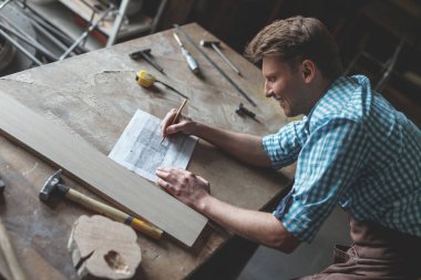 Marangozluk sonra işte gülümseyen genç adam