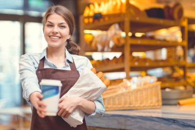 Bir fırın kahve ile gülümseyen genç