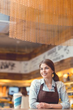 Genç baker ekmek kahve ile