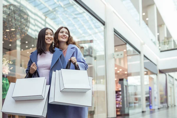 Mulheres Jovens Sorridentes Com Sacos Compras Loja — Fotografia de Stock