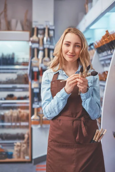 Junge Frau Mit Pinseln Kunstladen — Stockfoto