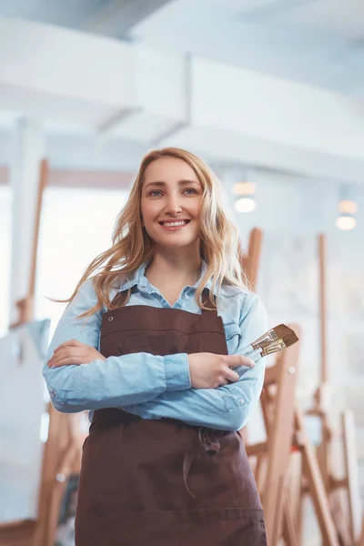 Sorrindo Jovem Vendedor Uniforme Loja Arte — Fotografia de Stock