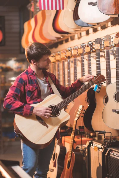 Junger Musiker Mit Gitarre Musikladen — Stockfoto