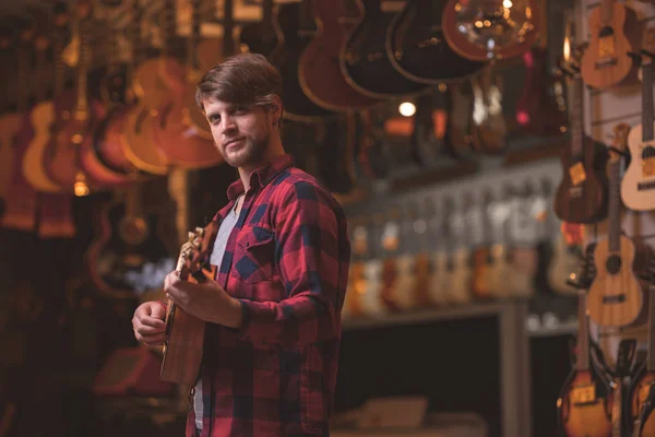 Jovem Músico Com Ukulele Uma Loja Música — Fotografia de Stock