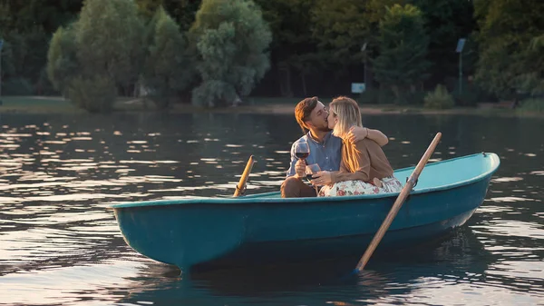 Φιλί Ζευγάρι Μια Βάρκα Για Μια Ρομαντική Ημερομηνία — Φωτογραφία Αρχείου