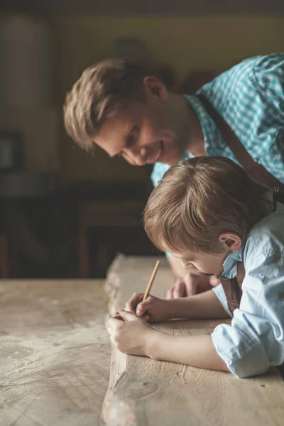 Vater Und Sohn Bei Der Arbeit Der Schreinerei — Stockfoto