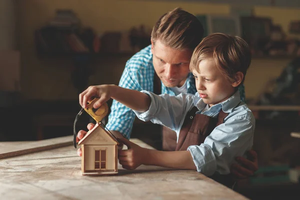 Padre Hijo Con Una Casa Madera Carpintería — Foto de Stock