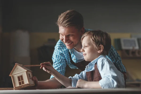 Lachende Vader Zoon Met Een Houten Huis Werkplaats — Stockfoto