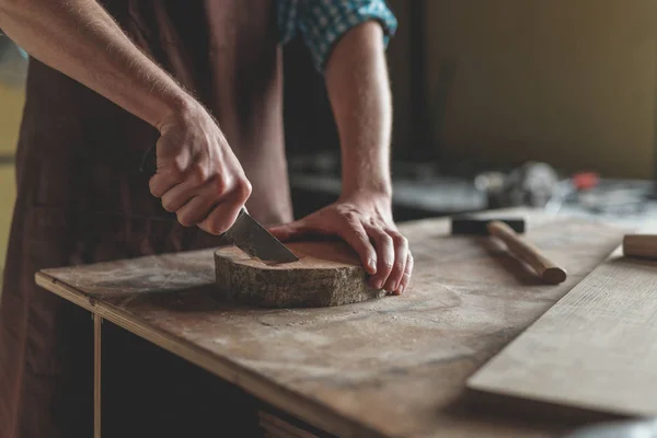 Mannen Handen Met Hout Timmerwerk — Stockfoto