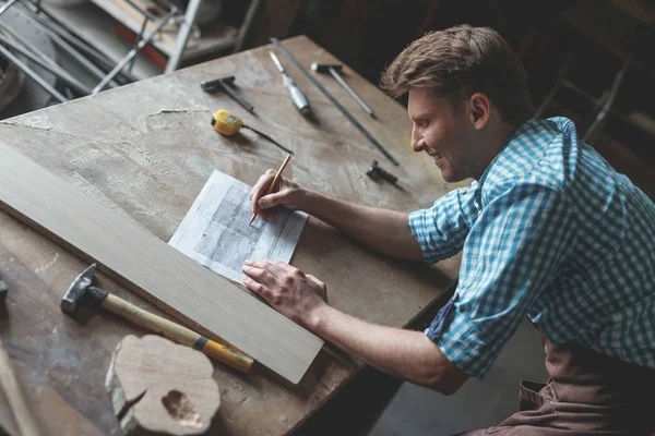 Marangozluk sonra işte gülümseyen genç adam