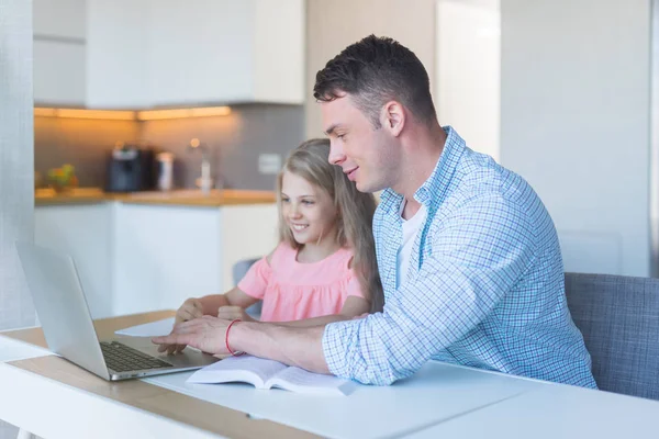 Smiling Father Little Daughter Doing Homework Home — Stock Photo, Image