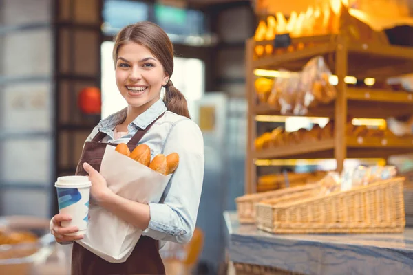 Chica Joven Con Baguettes Panadería — Foto de Stock