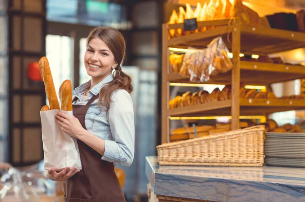 Baget ekmek ile genç gülümseyen kız