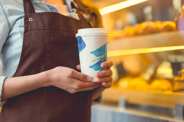 Giovane Panettiere Uniforme Con Caffè Primo Piano — Foto Stock