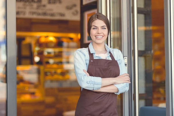 Giovane Proprietario Uniforme Vicino Alla Porta — Foto Stock