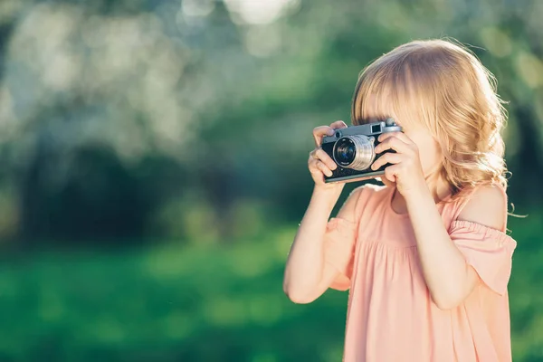Little Girl Retro Camera Outdoors — Stock Photo, Image
