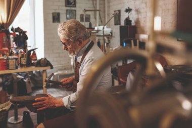 Yaşlı bir master Studio apronda