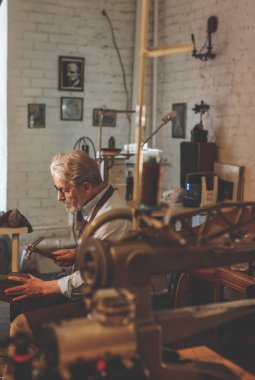 Yaşlı bir master Studio üniformalı