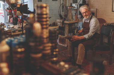 Atölye çalışmalarında, yaşlı bir kunduracı