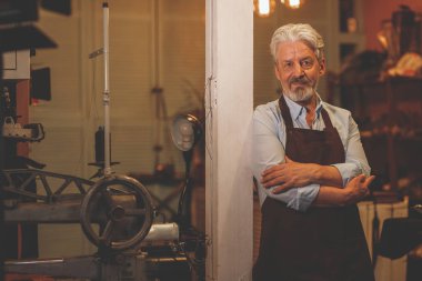 Yaşlı bir adam bir önlük kapalı