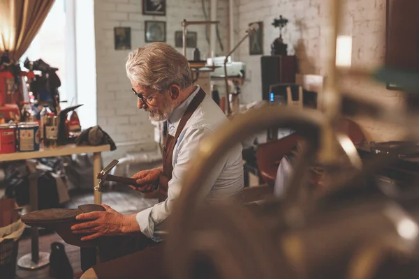 Yaşlı bir master Studio apronda