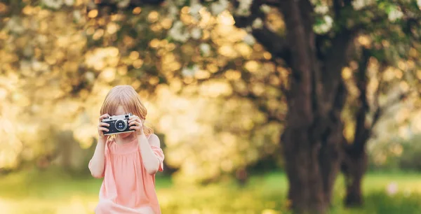 Little Photographer Retro Camera Outdoors — Stock Photo, Image