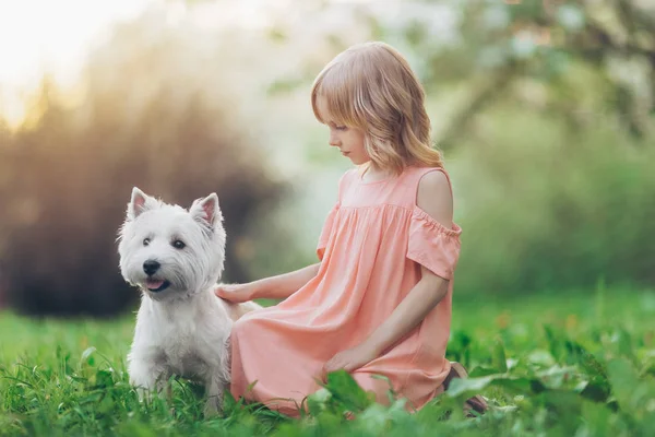 Kleines Mädchen Mit Hund Park — Stockfoto