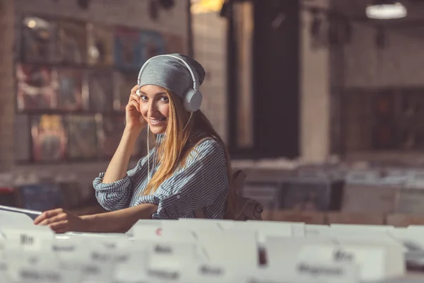 Bir Plak Dükkânı Kulaklığımda Çekici Kızı — Stok fotoğraf