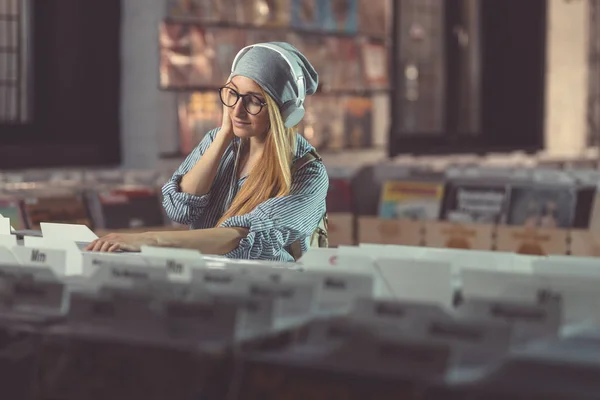 Atraktivní Mladá Dívka Poslechu Hudby Sluchátkách Úložišti Vinyl — Stock fotografie