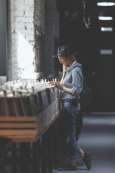 Attraktiv Kvinna Hatt Som Bläddrar Poster Musikaffär — Stockfoto