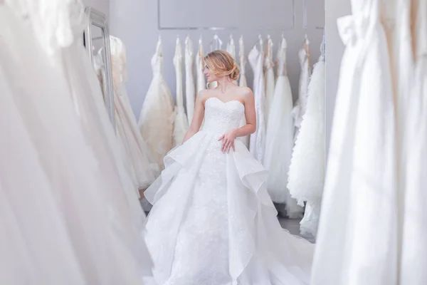 Красивая Невеста Свадебном Платье Магазине — стоковое фото