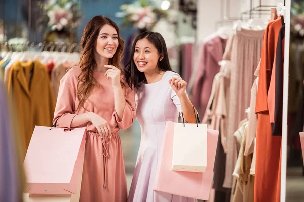 Sonrientes Chicas Jóvenes Tienda —  Fotos de Stock