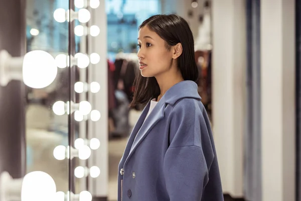 Jonge Vrouw Met Een Vacht Winkel — Stockfoto