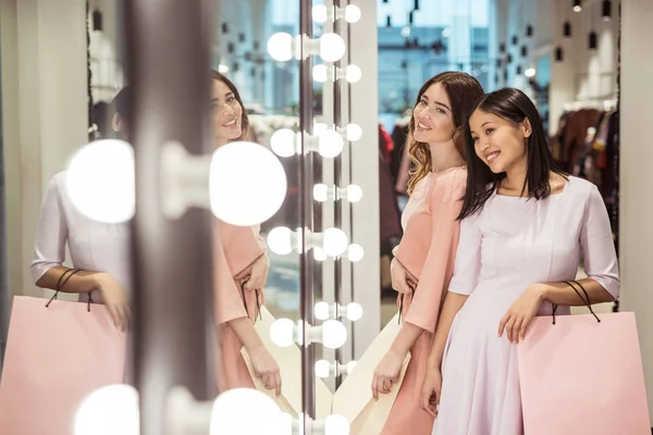 Junge Mädchen Mit Einkaufstaschen Spiegel — Stockfoto