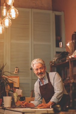 Gülümseyen yaşlı adam üniformalı kapalı