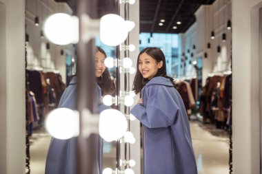 Ayna, paltolu güzel genç kız