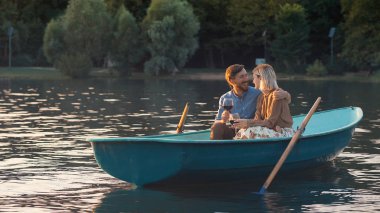 Şarap bir tekne içinde gözlüklü genç çift