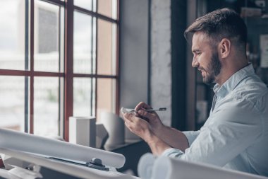 Studio işyerinde olgun adam