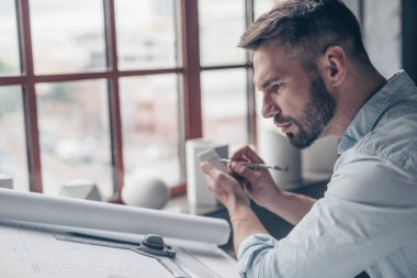 Atölye çalışmalarında, Olgun adam