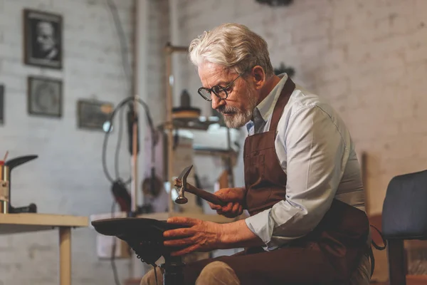 Homem Idoso Trabalho Oficina — Fotografia de Stock