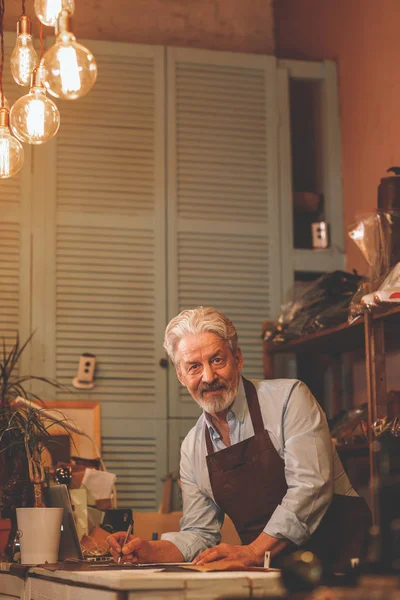 Gülümseyen yaşlı adam üniformalı kapalı