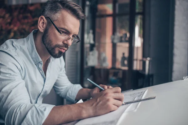 Reifer Architekt Bei Der Arbeit Atelier — Stockfoto