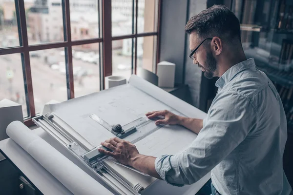 Uomo Maturo Con Gli Occhiali Studio — Foto Stock