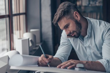 Stüdyoda telefonda konuşan olgun adam