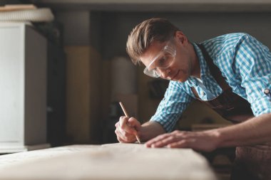 Üniformalı marangozluk çalışma erkeklere