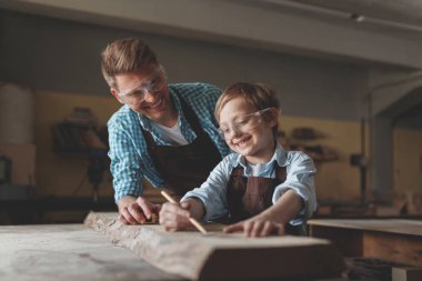 Baba ve oğul atölye gözlüklü gülümseyen