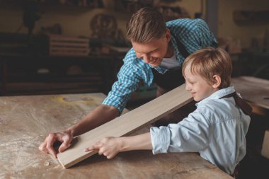 Gülümseyen baba ve oğul atölye