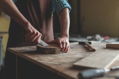 Marangozluk üniformalı genç marangoz